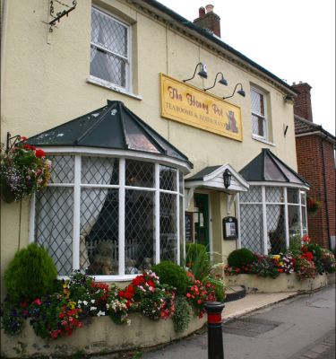 Click to view full size image
==============
03_1WS012_4
Churchill's subsequently became The Honey Pot - pictured here in 2006
By Tony Morris
03_1WS012_4
Churchill's subsequently became The Honey Pot - pictured here in 2006
By Tony Morris