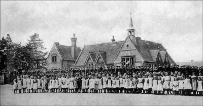 03_1CC040_2_1
The village school c.1905. The picture shows approximately 170 village children 

From Irene Tungate
