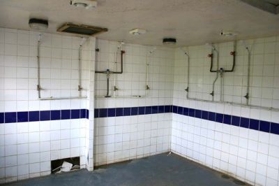 18_1_03_RF004_03
The shower room 

By Tony Morris
