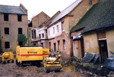 Click to view full size image
==============
04TM01_03_03
February 1987 - work in progress in the yard at the rear of the mill
By Brian Burgess
04TM01_03_03
February 1987 - work in progress in the yard at the rear of the mill
By Brian Burgess