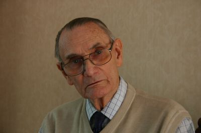 04TM03_01_1
Bill James February 2008. Bill and his wife Evlyn were amongst the first to move into Town Mill when it opened as residential accommodation in 1988. Bill worked for a specialist instrument manufacturer in Kent. Having joined them as an apprentice in 1936 he retired as Sales Manager in 1985. One of his customers was Roly Eastman at Portals from 1952 onwards - hence Bill's connection with Overton. Bill was called up in 1942 and served in the RAF as a Corporal technician in Bomber Command. 

By Tony Morris
