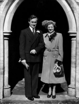 Click to view full size image
==============
04TM03_02_2
Troudie and Eric Holmes on their wedding day in 1951
From Troudie Holmes
04TM03_02_2
Troudie and Eric Holmes on their wedding day in 1951
From Troudie Holmes