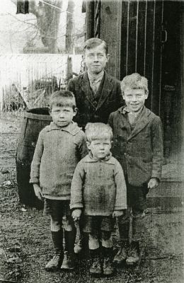 05_2BSCT_005
The Phillimores, William (Bill) and Anne (Annie) with 5 boys moved to no.4 "Chinatown" from a cottage on the other side of Bridge Street. That plot is now a vegetable garden. John Phillimore was born in the new family home in 1926. The picture shows his 4 brothers in 1928 - Freddie, born in 1915, standing at the back and then (cw), Tommy 1920, Denis 1924? and Peter 1922. There was another brother, Ernie? born 1917, who was killed when he fell off a cart just before John was born. 

From John Phillimore

