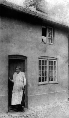 Click to view full size image
==============
06_5WR_03_02
Mrs Readings, Waltham Road - mother of Wilf Readings
From Jim Stickland
06_5WR_03_02
Mrs Readings, Waltham Road - mother of Wilf Readings
From Jim Stickland