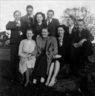 06_6TG_1_03
Group photo taken in The Green before the houses were built - c.1939/40. L to R in back row: Cyril Wiltshire, Doug Berry, Dorothy Roe, Sonner Watts, Ron Stickland, Billy McCann; front: Elsey Winterbourne, Phyliss Cousins, Frances Roe 

From Jim Stickland

