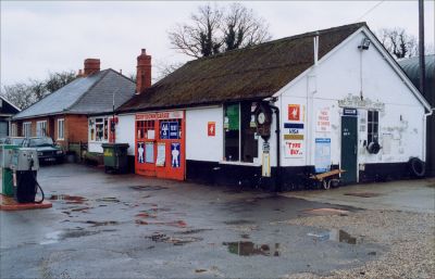 07_2BD001_1
Berrydown Garage on the B3400. Note the clock on the wall - 1990 

From Brian Burgess
