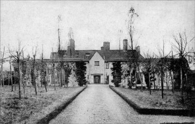 Click to view full size image
==============
07_2BD002_2
The main drive to Berrydown Court - 1907. Edwin Lutyens was the Architect for this building
From Brian Burgess
07_2BD002_2
The main drive to Berrydown Court - 1907. Edwin Lutyens was the Architect for this building
From Brian Burgess