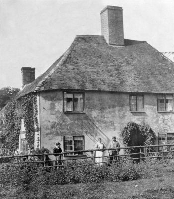 08_2QH003_4
Old Manor Farm House, Quidhampton c.1905, again showing Mr & Mrs Symes. Frederick Swyers, father of Veronica Walls, was born there along with his cousins Lucy & Nesta Malphus. Nesta married Jimmie Watts. (Information provided by Veronica Walls nee Swyers). 

From Brian Burgess
