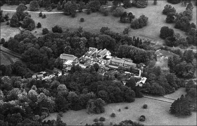 09PO013
Laverstoke Mill with the Park and millpond behind - c.1916 

From Roly Eastman
