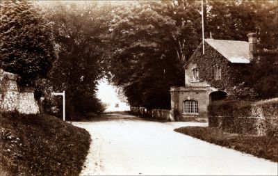 09PO014
The entrance to Laverstoke Mill. The road was so dusty that on dry days it had to be sprayed with water to prevent the dust spoiling the paper. 

From Brian Burgess
