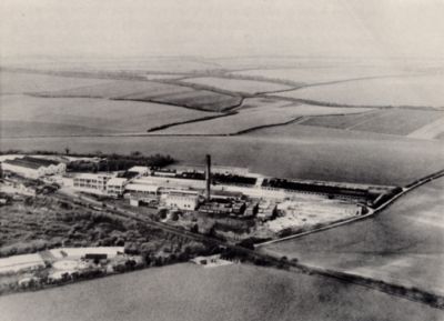 09PO017
Portals continued to expand and in 1922 a new mill was built by the railway station at Overton 

From "250 Years of Papermaking"
