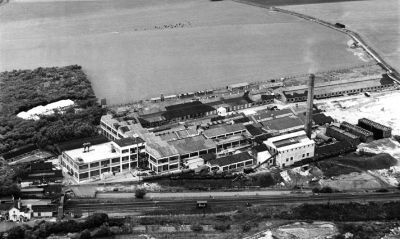 09PO024_1_01
Portals paper mill at Overton railway station. NB the station buildings are still standing (demolished 1969) and there are railway wagons in the mill siding. The brick chimney was demolished in 1969 

From Jim Stickland
