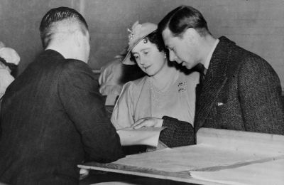 09PO025_1
King George VI and Queen Elizabeth visit Overton Mill in 1938, shown in the photograph with Jack Marsden the Mill Manager (He later became a Director) 

From Mary Gunn
