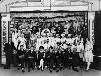 09PO031_02
Portals Dramatic Society 1928 "Robin Hood" at Laverstoke Club 

From Viv & Tony Brown
