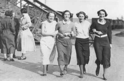 09PO034_3_3
It looks as if the photographer got the girls to do another run. This time Jean Bond is the third from the left 

From Lynton Bond
