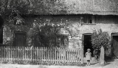 05_2BS002_1_0
Thought to be a cottage at the bottom of Bridge street on the SW side - now a vacant plot (garden) next to the river 

From Lynton Bond
