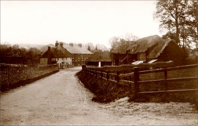 Click to view full size image
==============
10_1SR001_01
Station Road c.1920. The corner plot on the right is now occupied by the Overton Memorial Institute
From Brian Burgess
10_1SR001_01
Station Road c.1920. The corner plot on the right is now occupied by the Overton Memorial Institute
From Brian Burgess