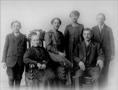 10_1SR001_03
The Nightingale family - at one time they ran Moors Farm. (See also High Street South 01_2HS001_2_1 etc) 

From Chris Hobbs
