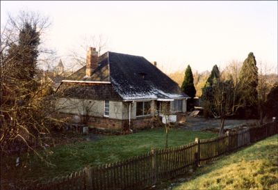 10_1SR002
This bungalow in Station Road was opposite the Overton Memorial institute. It was demolished for redevelopment.

Steve Crosswell emailed from South Africa to tell me the bungalow was built by his father Norman Crosswell in about 1954. Steve was born in Overton in 1951 and the family emigrated to SA in 1966. The bungalow was demolished in 1988 

From Irene Tungate
