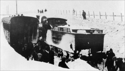 10_2TR004_3
Digging trains from the snow - Christmas 1927 

From Brian Burgess
