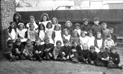 Click to view full size image
==============
10_3RL004
Overton Infants School 1919/20
From Marion Bentley
10_3RL004
Overton Infants School 1919/20
From Marion Bentley