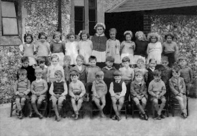 10_3RL006
The infant schoolc.1942. Val Ward is second from the left in the back row 

From Val Ward
