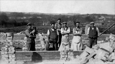 10_7DS001_01
Building No. 4 Dellands in 1937 - looking north - the church can be seen in the top right. From the left: Bill Webb, Bill Locke (bricklayer), Herbie Brown, Ernie Wake (carpenter), Alfie Shadwell (painter) & George Akehurst 

From Paul Holmes

