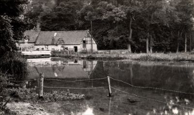 Click to view full size image
==============
11TO030_2
Quidhampton Mill - a little later than the previous photo - note the telephone wires
From Brian Burgess
11TO030_2
Quidhampton Mill - a little later than the previous photo - note the telephone wires
From Brian Burgess