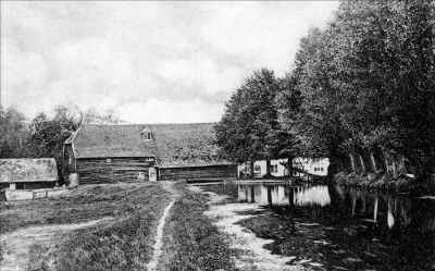 12TT037_1
Southington Mill 1906. This picture would have been taken from the river bank just down stream from the bridge in Southington Lane. The mill cannot now be seen from the bridge because of overhanging trees. 

From Brian Burgess
