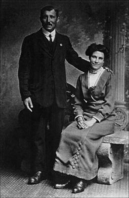 13_2TL001_02
Jim Shadwell (1889 - 1968) and his wife Lisa 

From the book "Shadwells"
