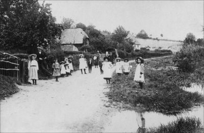 13_2TL001_04
The Shadwell children on The Lynch, 1905, with Hookie Glaspool second from the left. 

From Mary Gunn

