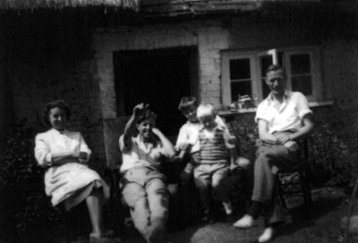 13_2TL001_07
Alec Smith's cottage in The Lynch - L to R: Maudie Hawkins (nee Bayliss), Alec, Gerry Smith, Jimmy Hawkins, Vic Hawkins. Maudie is Rosie Smith's sister - living now in Tooting (2007) 

From Barry Shadwell
