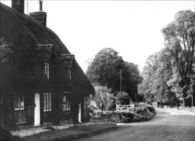Click to view full size image
==============
13_4ST006_1
Tithe Cottage on the B3400 leaving Southington
From The Old House at Home
13_4ST006_1
Tithe Cottage on the B3400 leaving Southington
From The Old House at Home