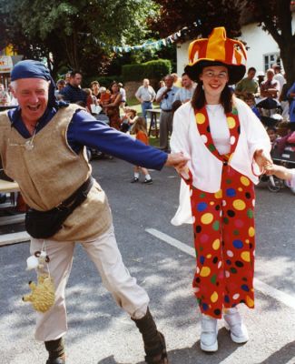 15_2SF001_08
Bob Reid, retired gentleman, with his granddaughter, Emily Reid 

By John Thomas
