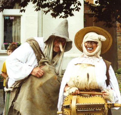 Click to view full size image
==============
15_2SF001_10
They do look shifty don't they
By John Thomas
15_2SF001_10
They do look shifty don't they
By John Thomas