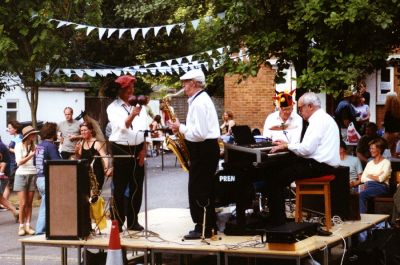 Click to view full size image
==============
15_2SF001_12_1
Live music
By John Thomas
15_2SF001_12_1
Live music
By John Thomas