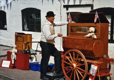 Click to view full size image
==============
15_2SF002_03
Music maker
By Tony Morris
15_2SF002_03
Music maker
By Tony Morris