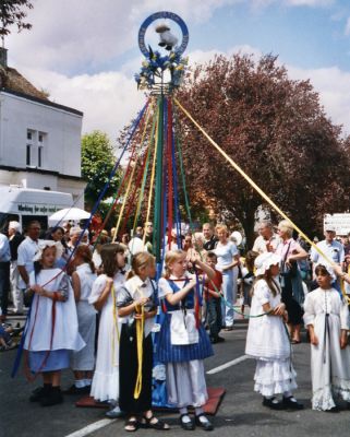 Click to view full size image
==============
15_2SF002_06
Children getting ready to dance round the Maypole
By Pauline Williams
15_2SF002_06
Children getting ready to dance round the Maypole
By Pauline Williams