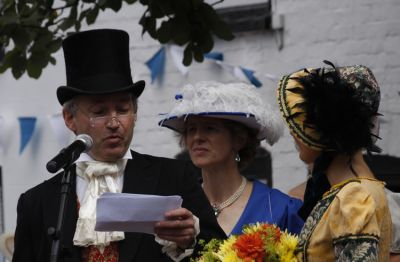 15_2SF003_1_02_02
The opening ceremony was performed by Sir Jonathan Portal who gave a very informative background to Overton's historic sheepfair and the village's relationship with Jane Austen. Miss Austen (the lady in yellow) arrived "unexpectedly" in her carriage and was warmly welcomed by Sir Jonathan. 

By Tony Morris
