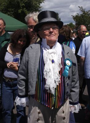 Click to view full size image
==============
15_2SF003_1_08_06
A fine outfit
By Tony Morris
15_2SF003_1_08_06
A fine outfit
By Tony Morris