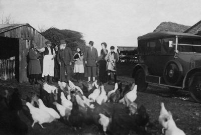 16PE003_03
Annells family and friends at Foxdown Farm 1924. The Greenfields development in 2009 is on land which was part of the farm. 

From Stan Annells
